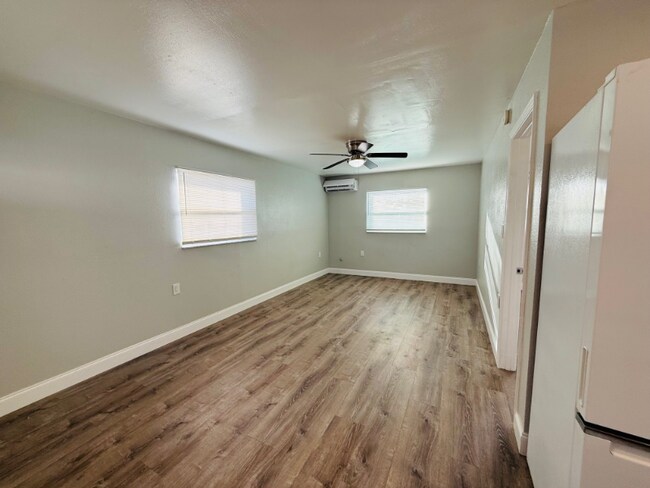 1100-1190 Neptune Dr in Ruskin, FL - Foto de edificio - Building Photo