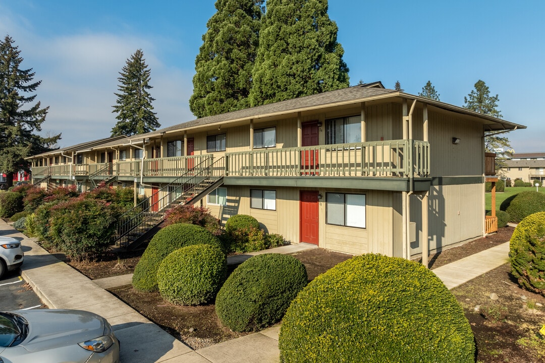 Gateway Village in Springfield, OR - Building Photo