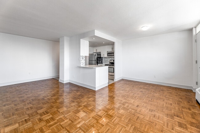 225 Davisville Avenue in Toronto, ON - Building Photo - Interior Photo