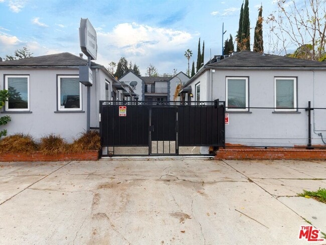 property at 11472 Ventura Blvd