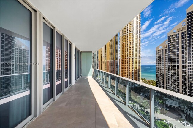 17550 Collins Ave, Unit 1604 in Sunny Isles Beach, FL - Foto de edificio - Building Photo