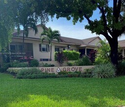 11295 SW 88th St in Miami, FL - Foto de edificio - Building Photo