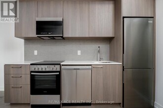 7439 Kingston Rd in Toronto, ON - Building Photo - Building Photo