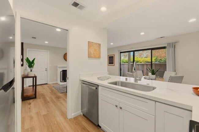 property at 3401 La Terrace Cir