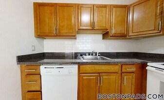 378 Sunderland Rd, Unit 24 in Worcester, MA - Building Photo