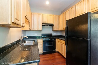 2113 W Gladys Ave in Chicago, IL - Building Photo - Building Photo