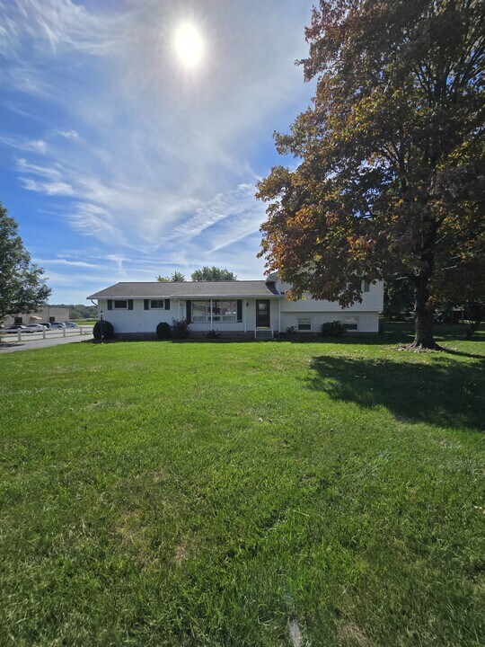 16139 E Main St in Mount Eaton, OH - Building Photo