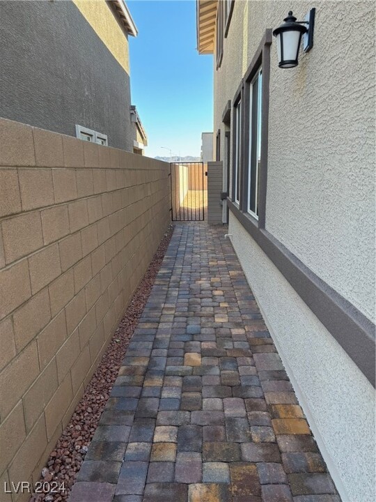 416 Isla Enclave Wy in Henderson, NV - Building Photo