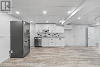 237 Osmond Crescent in Newmarket, ON - Building Photo - Building Photo