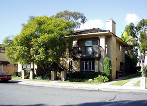 4901 Charlene Cir in Huntington Beach, CA - Foto de edificio - Other