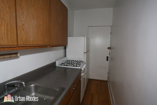 955 W Cornelia Ave, Unit M453 in Chicago, IL - Building Photo - Building Photo