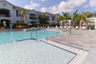 The Crest at Naples in Naples, FL - Foto de edificio - Building Photo