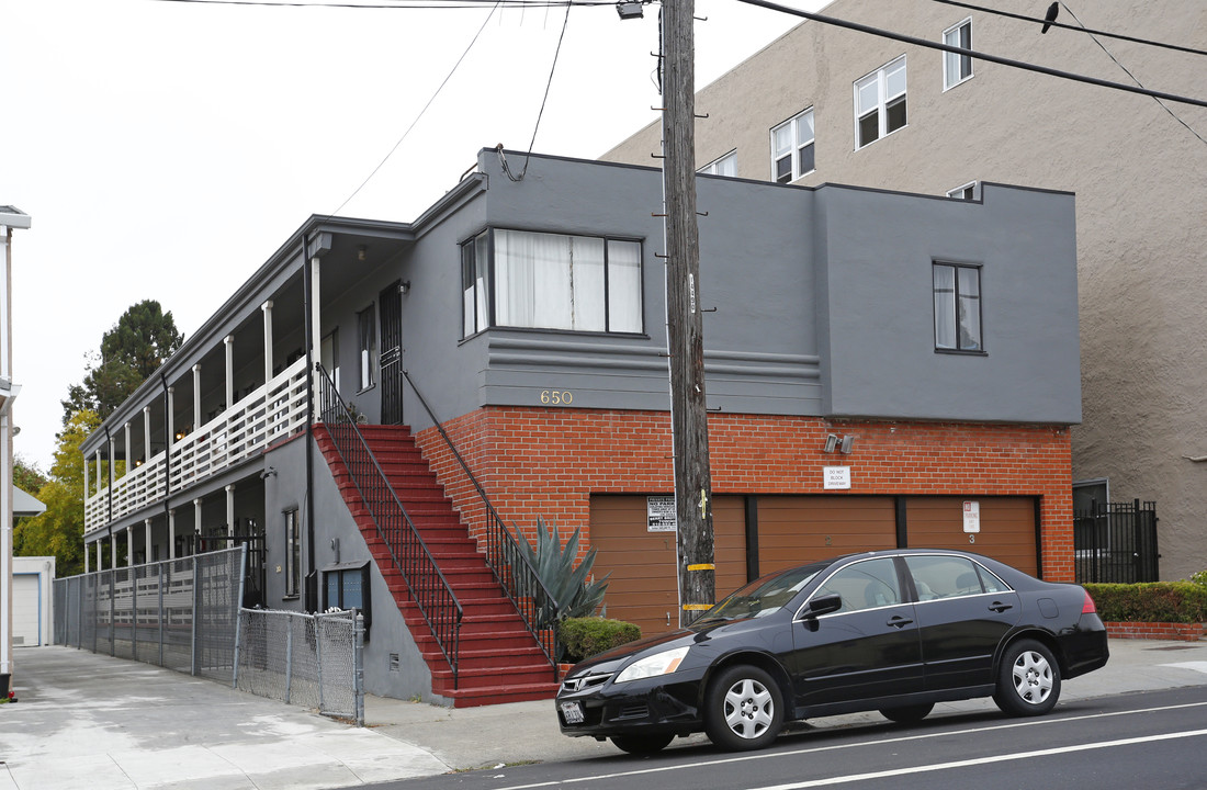 650 Alcatraz Ave in Oakland, CA - Foto de edificio