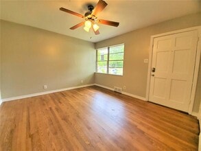 2115 Glenwood Ln in Denton, TX - Foto de edificio - Building Photo
