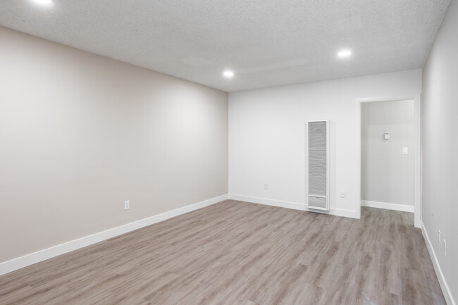 Monticello Apartments in Anaheim, CA - Foto de edificio - Interior Photo
