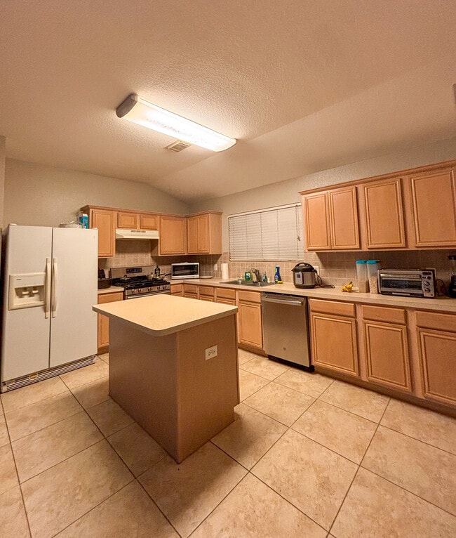 521 Small Cedar Dr, Unit Room 2 in League City, TX - Foto de edificio - Building Photo