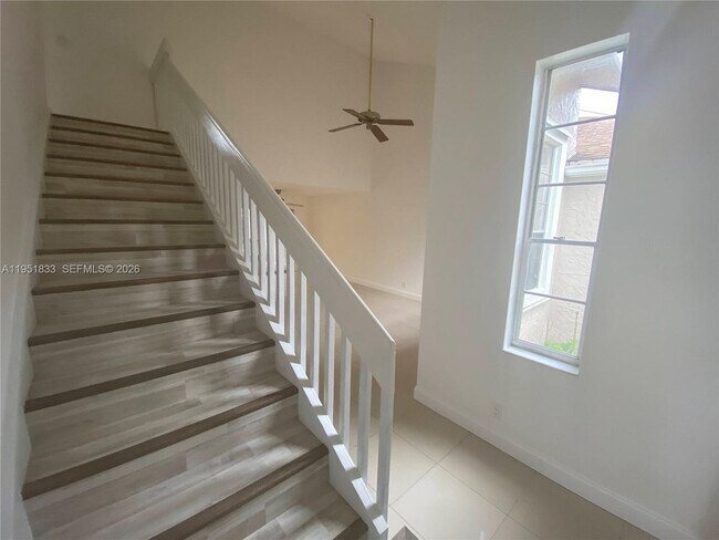 654 Woodgate Cir in Sunrise, FL - Building Photo - Building Photo