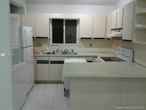 2258 W 74th St-Unit -202-9 in Hialeah, FL - Building Photo - Building Photo