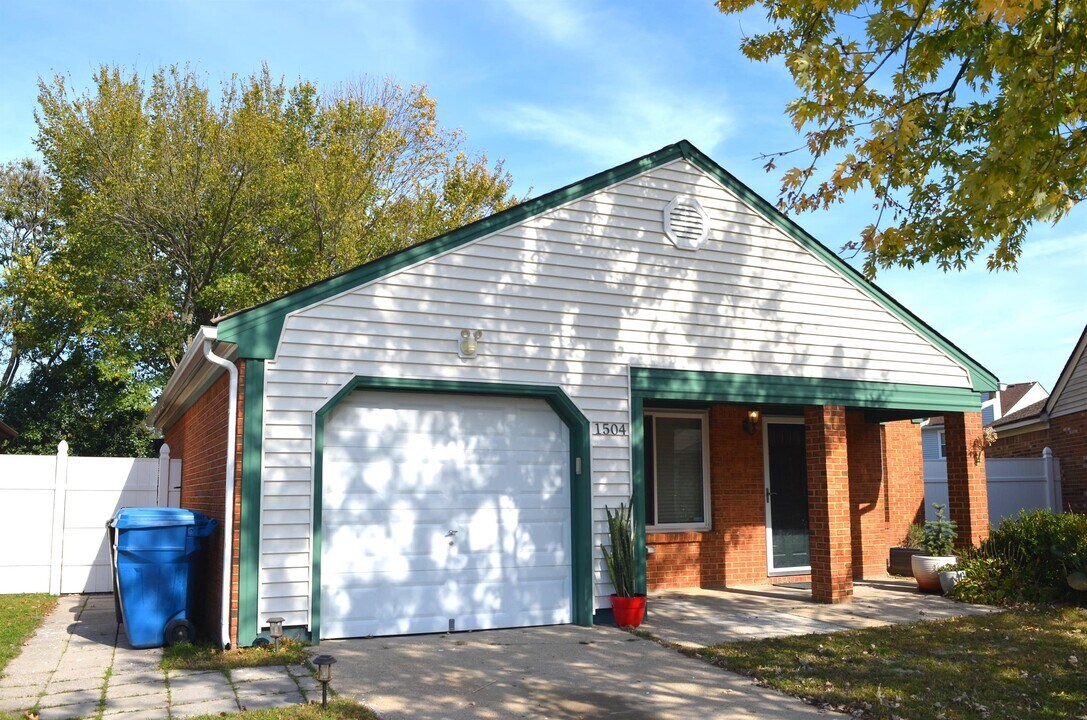 1504 Glenmont Ct in Virginia Beach, VA - Building Photo
