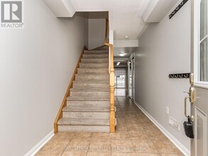 31 Decker Hollow Cir in Brampton, ON - Building Photo - Building Photo
