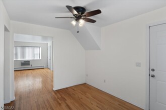 1131A Valley Rd in Wayne, NJ - Building Photo - Building Photo