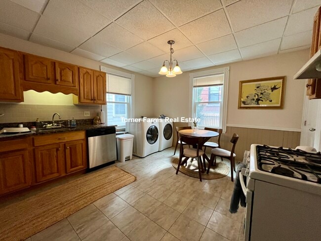 65 Roseclair St, Unit 1 in Boston, MA - Foto de edificio - Building Photo