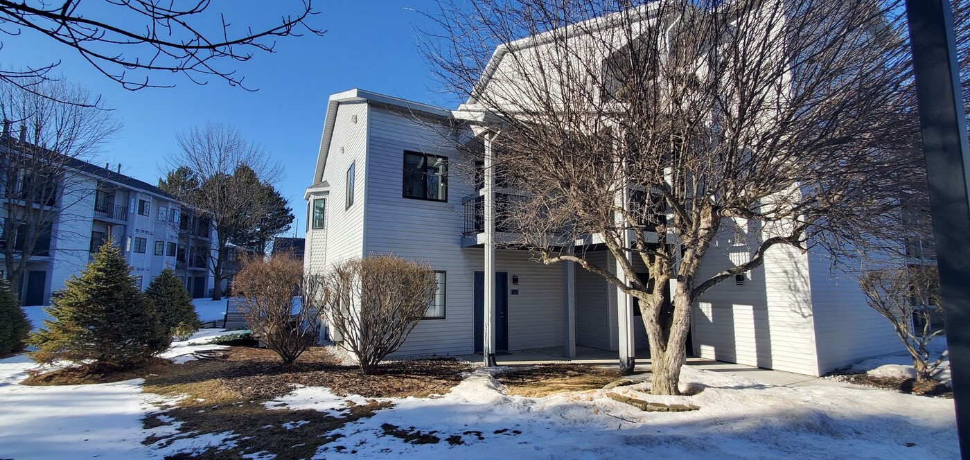 621 Riverine Dr in Traverse City, MI - Building Photo