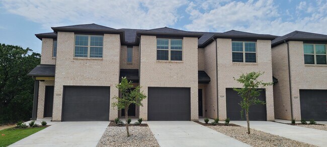 property at 1218 Chestnut Ct