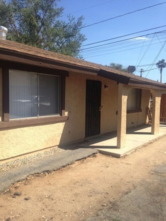 16463 Smoke Tree St-Unit -#B in Hesperia, CA - Building Photo