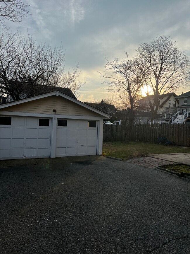 912 Maple Ave in Ridgefield, NJ - Building Photo - Building Photo