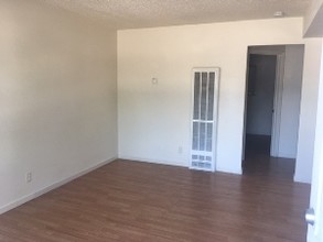 421 N Yosemite Ave in Fresno, CA - Building Photo - Interior Photo