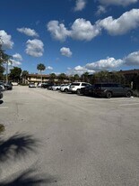 402 Lakeside Dr in Margate, FL - Building Photo