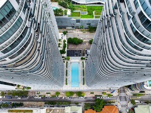 45 SW 9th St, Unit 2803 in Miami, FL - Foto de edificio - Building Photo