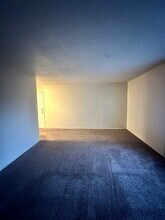 15764 SE Division St in Portland, OR - Foto de edificio - Building Photo