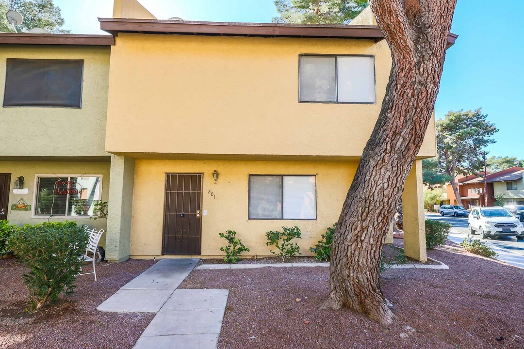 200 Bel Port Dr in Las Vegas, NV - Building Photo