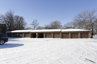 James Manor Apartments in Fridley, MN - Building Photo - Building Photo