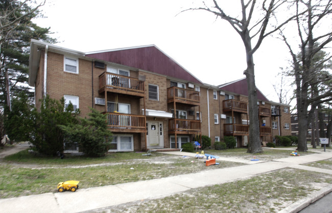 1005 Forest Ave in Lakewood, NJ - Foto de edificio - Building Photo