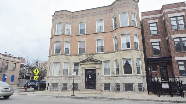 property at 922 W Addison St