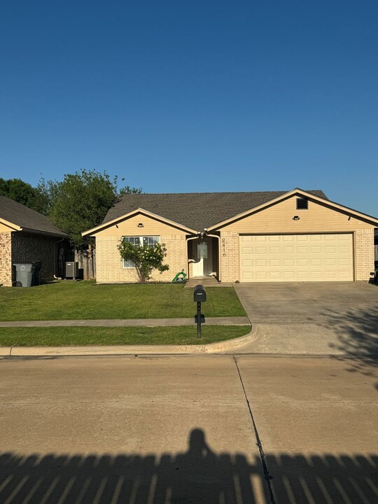 2416 SW 44th St in Lawton, OK - Foto de edificio