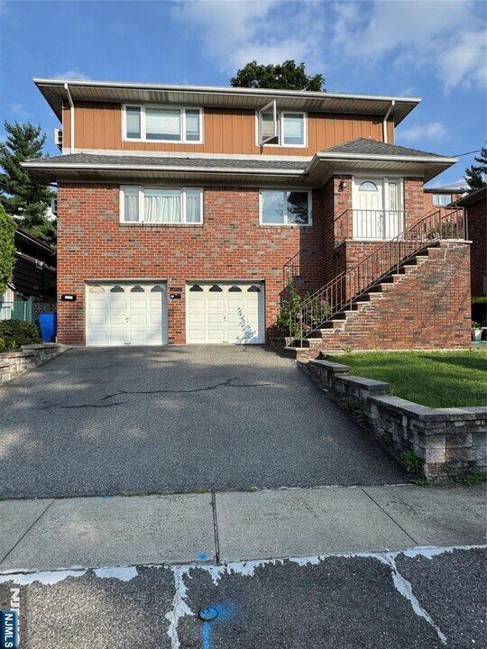 1432 13th St in Fort Lee, NJ - Building Photo