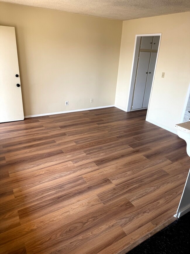 10215 California Ave, Unit E in South Gate, CA - Foto de edificio - Building Photo