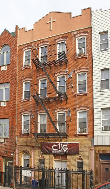 195 Johnson Ave in Brooklyn, NY - Foto de edificio