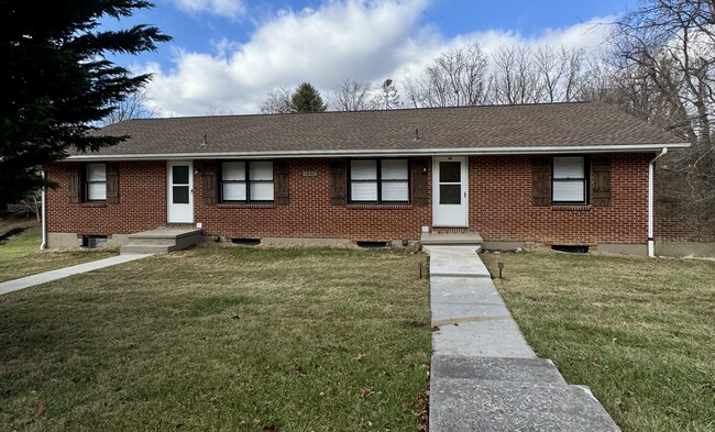 1003 Giles Rd, Unit A in Blacksburg, VA - Foto de edificio - Building Photo