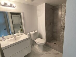 158 Lakeview Dr in Weston, FL - Building Photo - Building Photo