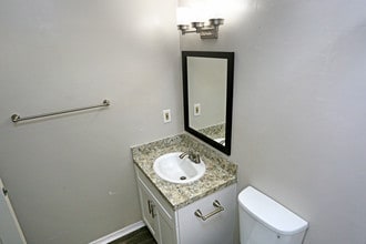 Silver Leaf Apartments in Tallahassee, FL - Building Photo - Interior Photo