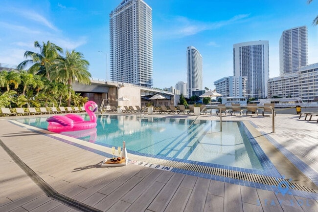 2602 E Hallandale Beach Blvd in Hallandale Beach, FL - Building Photo - Building Photo