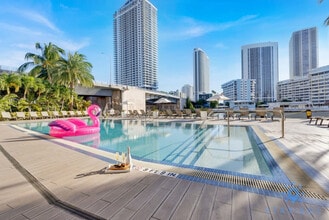 2602 E Hallandale Beach Blvd in Hallandale Beach, FL - Building Photo - Building Photo