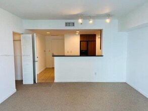 335 S Biscayne Blvd, Unit 2406 in Miami, FL - Building Photo - Building Photo