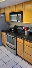 8718 Bay Ct in Cape Canaveral, FL - Foto de edificio - Building Photo