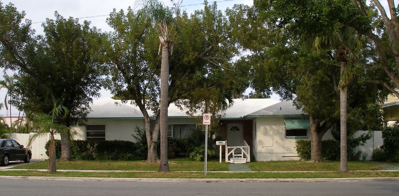 Oak Tree Gardens in West Palm Beach, FL - Building Photo